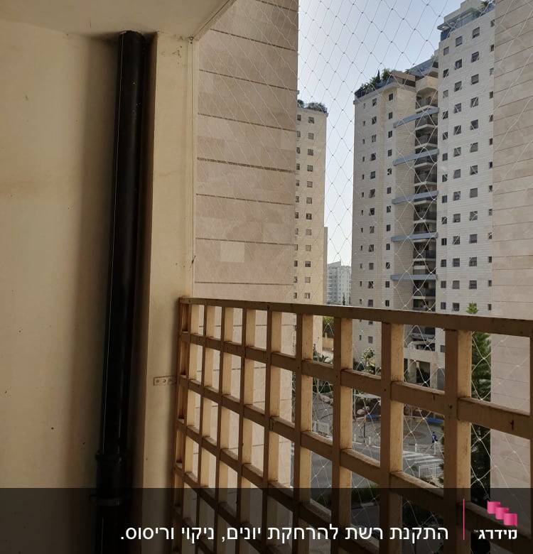 רשת למניעת כניסת יונים במרפסת